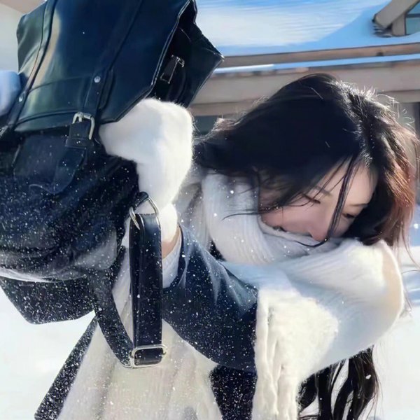 绿杨移作两家春